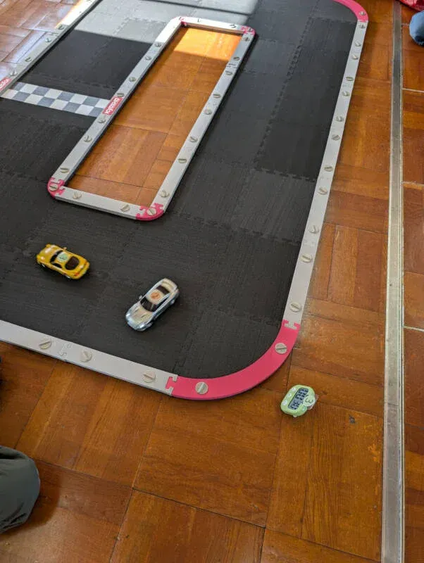 小学生がミニッツでレース中の写真